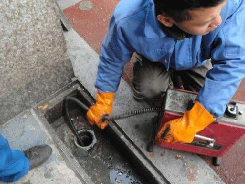 感城镇疏通下水道