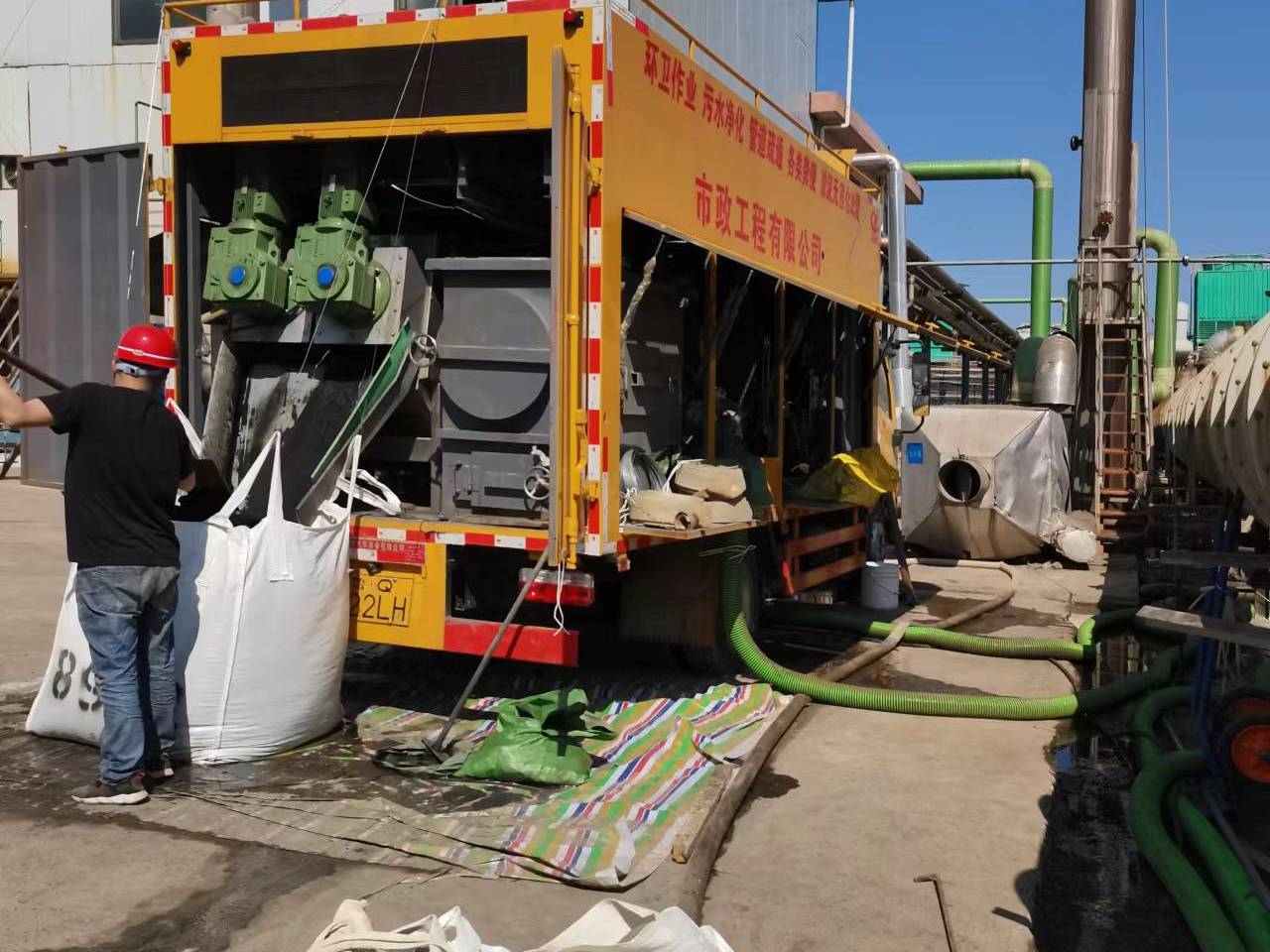 感城镇淤泥压干处理