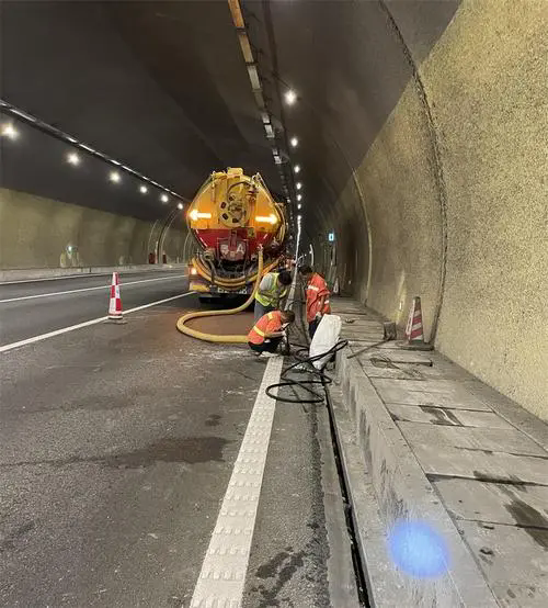 感城镇隧道排水渠清淤